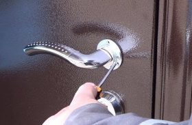Замена дверной ручки металлической двери в Твери